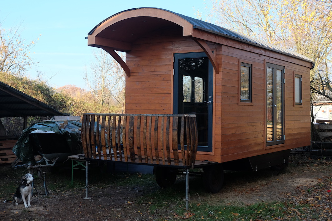 Tiny House mit geschlossenen Fenster und Türen